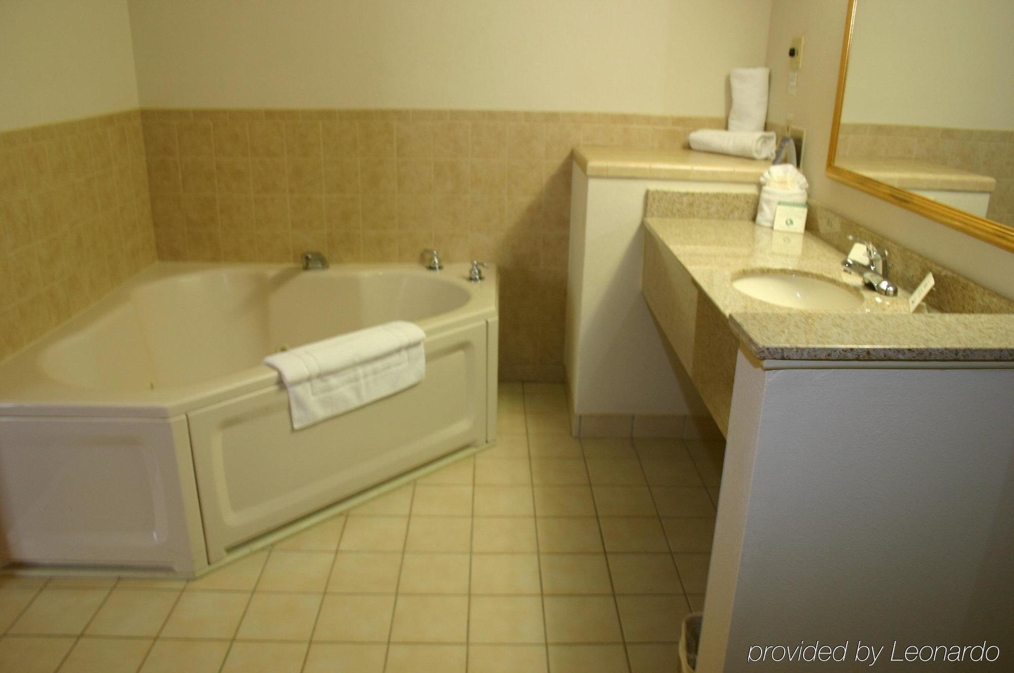 Holiday Inn Express Hotel & Suites Vinita By Ihg Стая снимка